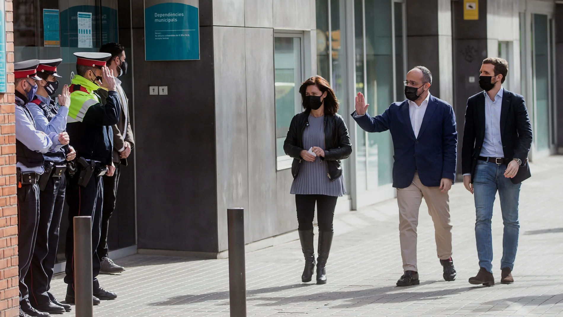 El candidato del Partido Popular Catalán a la Generalitat, Alejandro Fernández, saluda a varios mossos mientras se dirige junto al líder del PP, Pablo Casado, y la candidata por L´Hospitalet de Llobregat, Sonia Esplugas