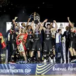 El San Pablo de Burgos mientras celebra tras vencer al Quimsa argentino en la final de la Copa Intercontinental FIBA 2021