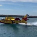 Un Canadair, del 43 Grupo del Ejército del Aire, carga el depósito de agua
