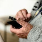 Imagen de un hombre de edad avanzada mirando un móvil