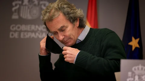 El director del Centro de Coordinación de Alertas y Emergencias Sanitarias (CCAES), Fernando Simón se quita la mascarilla durante una rueda de prensa convocada ante los medios de comunicación en el Ministerio de Sanidad para informar sobre la evolución del coronavirus, en Madrid, (España), a 8 de febrero de 2021. 08 FEBRERO 2021;CORONAVIRUS;CONTAGIOS;RESTRICCIONES;INFECTADOS;PANDEMIA;SANIDAD T.Rozas. POOL / Europa Press 08/02/2021