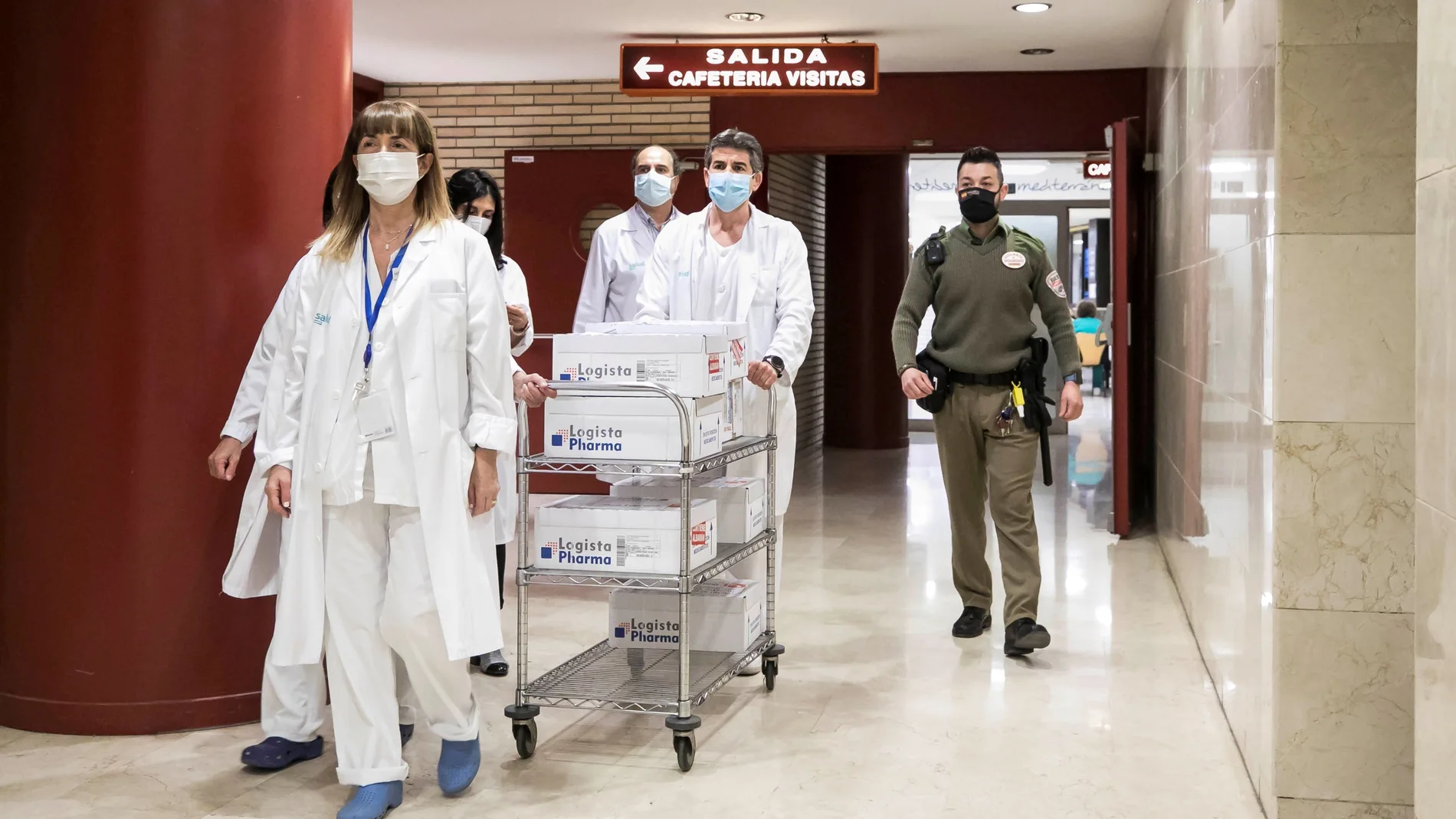 Personal del Servicio de Farmacia del Hospital Clínico Universitario de Zaragoza comienza el reparto de las 5.430 dosis de la vacuna de AstraZeneca