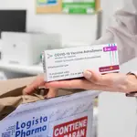 Personal del Servicio de Farmacia del Hospital Clínico Universitario de Zaragoza reparte dosis de la vacuna de AstraZeneca