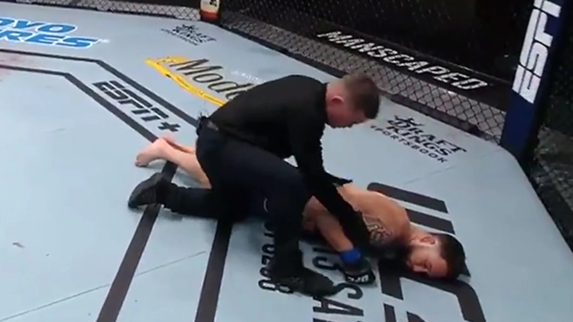 Frankie Edgar, inconsciente en el suelo después del rodillazo de Cory Sandhagen.
