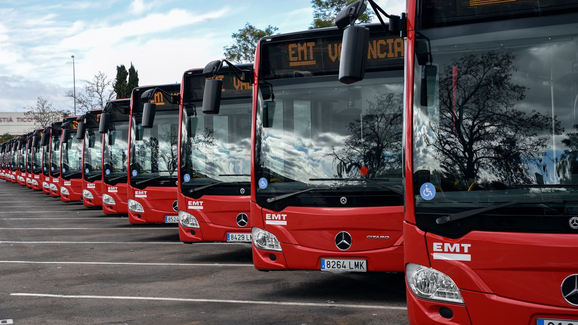 Presentación de nuevos autobuses híbridos de la EMT, en Valencia