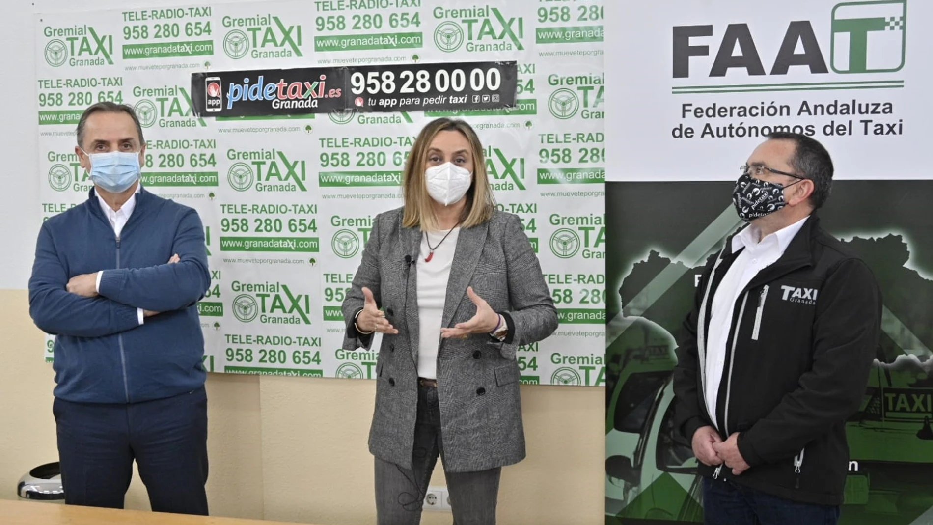 La consejera de Fomento, Infraestructuras y Ordenación del Territorio, Marifrán Carazo, en la reunión con representantes de la Gremial del Taxi de Granada y de la Federación Andaluza de Autónomos del Taxi (FAAT)