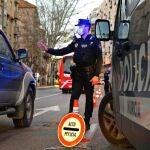 Un agente de la Policía Local de Murcia en un control