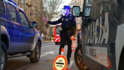 Un agente de la Policía Local de Murcia en un control