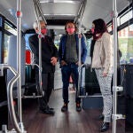 El cuestionado concejal de Movilidad, Giuseppe Grezzi, junto al alcalde Ribó y la gerente de la EMT, en uno de los nuevos autobuses híbridos