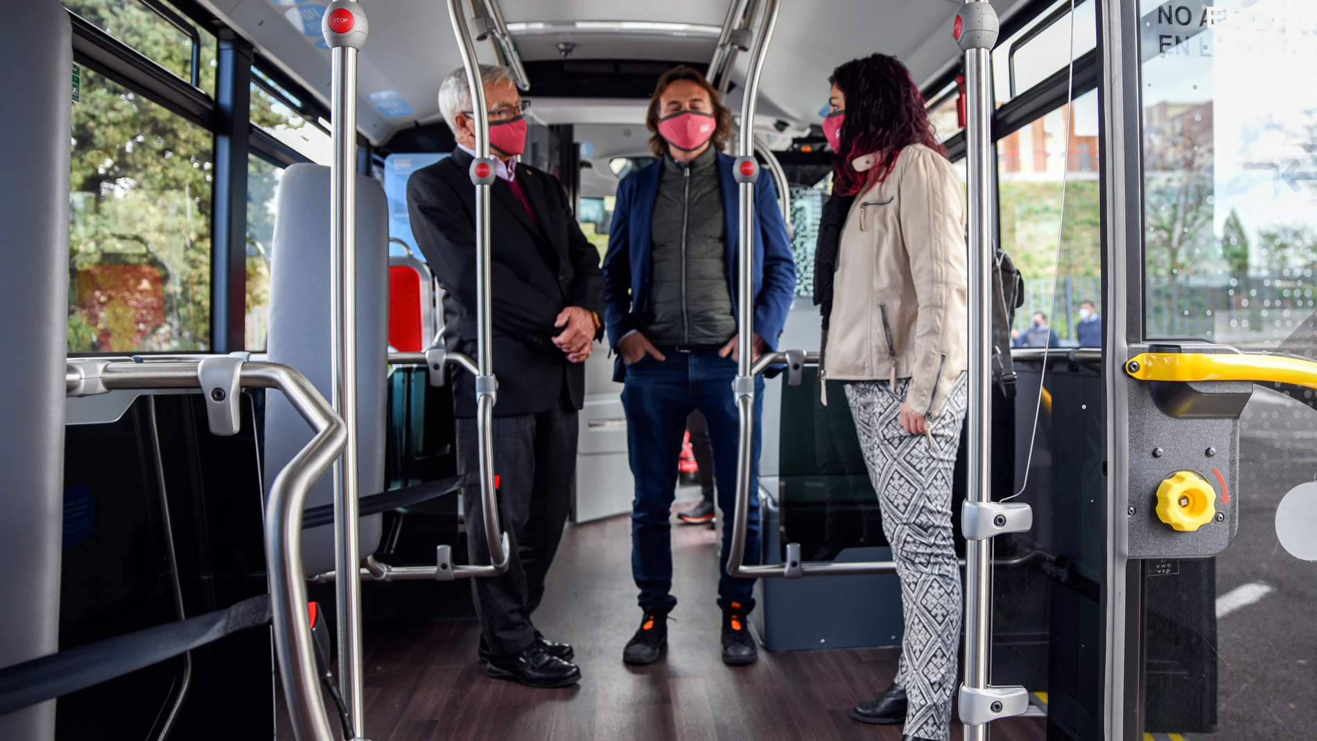 El cuestionado concejal de Movilidad, Giuseppe Grezzi, junto al alcalde Ribó y la gerente de la EMT, en uno de los nuevos autobuses híbridos