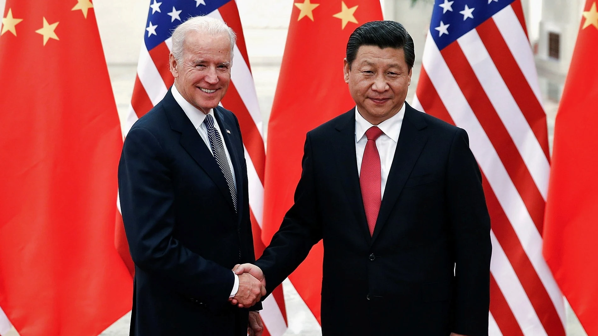 Joe Biden y Xi Jinping durante un encuentro en Pekín el pasado 4 de diciembre de 2013.