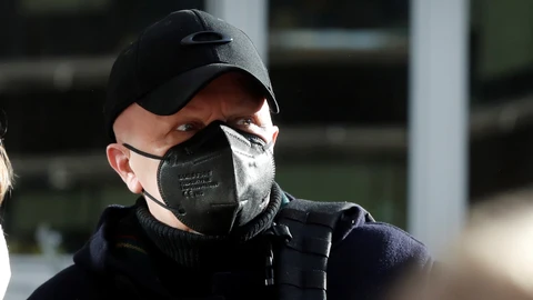 MADRID, 08/02/2021.- Paco Sanz, el hombre de los 2.000 tumores acusado de estafar 264.780 euros a miles de personas, se dirige a medios de comunicación a su llegada al juicio por estafa, entre otras personas, a famosos como el humorista José Mota, el presentador de televisión Jorge Javier Vázquez, entre otros, por lo que se enfrenta a seis años de prisión. EFE/ J.j. Guillén