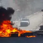 Varias llantas incendiadas durante unas protestas convocadas para forzar la renuncia del presidente de Haití, Jovenel Moise, en Puerto Príncipe