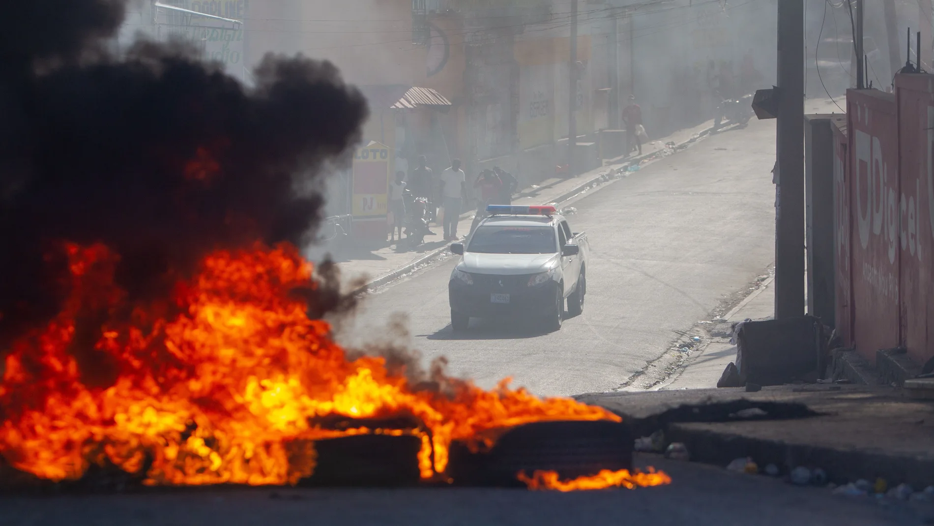 Varias llantas incendiadas durante unas protestas convocadas para forzar la renuncia del presidente de Haití, Jovenel Moise, en Puerto Príncipe