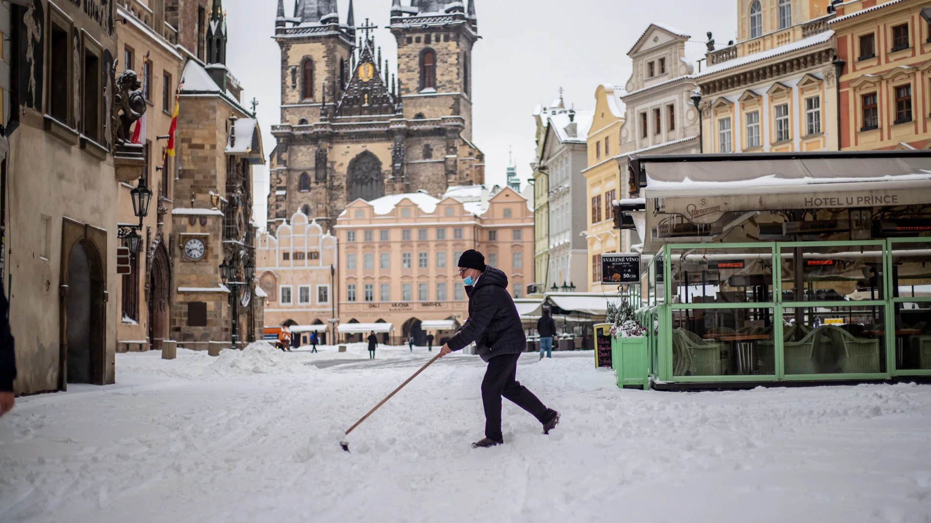 Praga completamente nevada este lunes