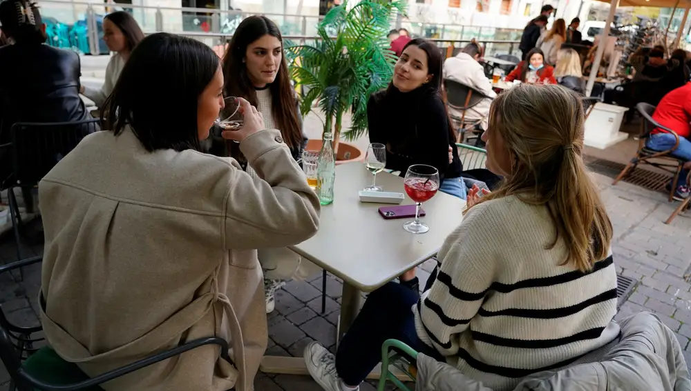 Jóvenes francesas disfrutan de una comida en una terraza este fin de semana en Madrid