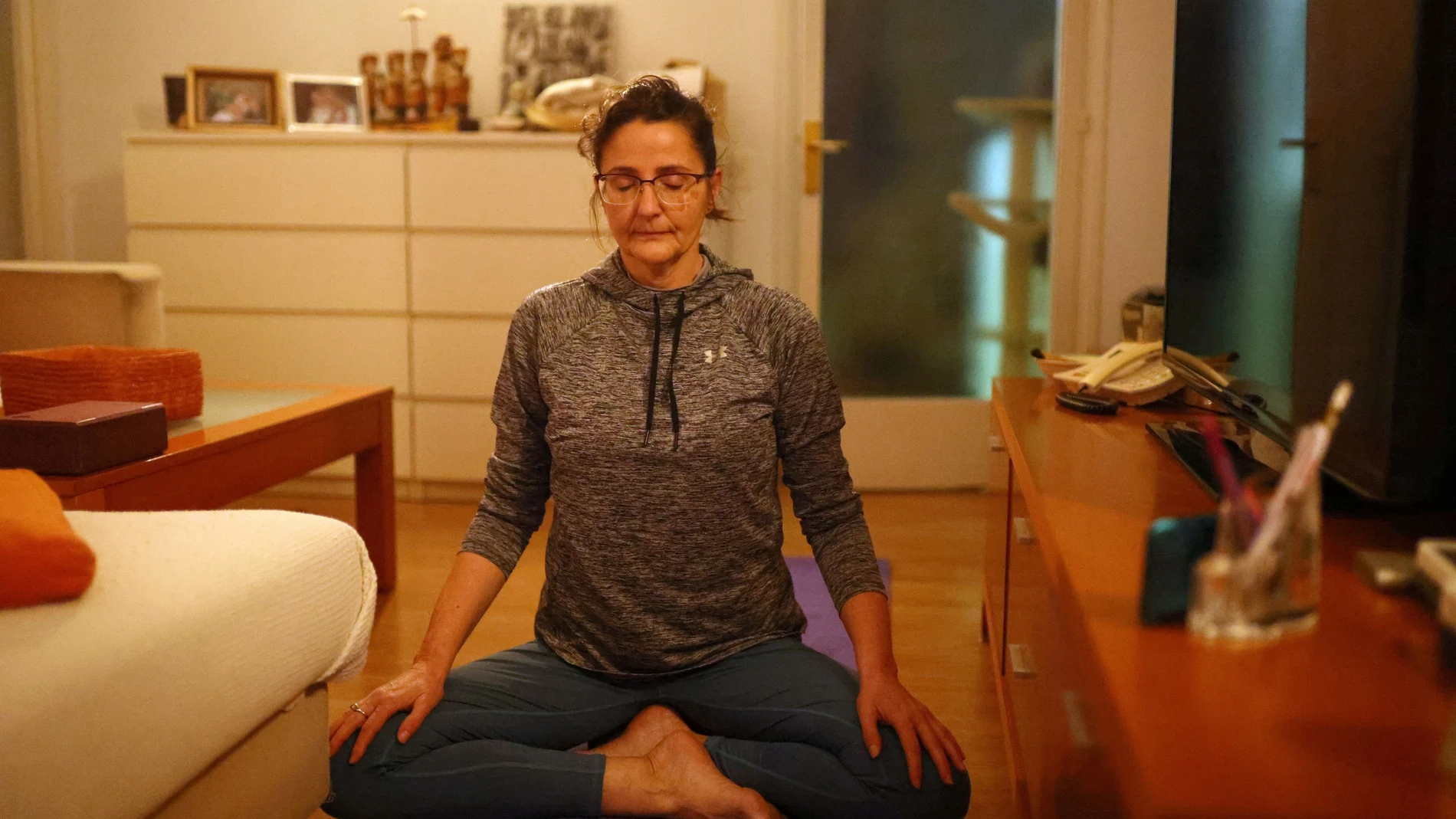 Una mujer realiza una postura de yoga