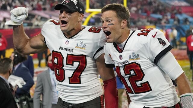 Brady y su compañero Gronkowski