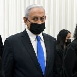 El primer ministro israelí, Benjamin Netanyahu, en la sala del tribunal justo antes del inicio de una audiencia en su juicio por corrupción en el Tribunal de Distrito de Jerusalén