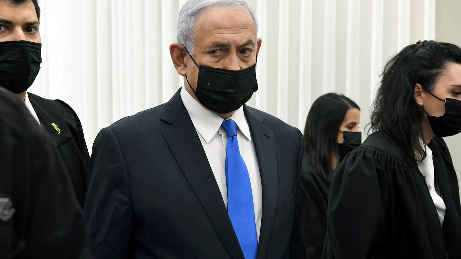 El primer ministro israelí, Benjamin Netanyahu, en la sala del tribunal justo antes del inicio de una audiencia en su juicio por corrupción en el Tribunal de Distrito de Jerusalén