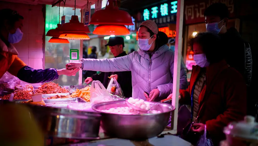 Mercado tradicional de alimentos en Wuhan, China