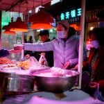 Mercado tradicional de alimentos en Wuhan, China