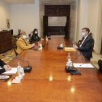 El presidente de la Generalitat, Ximo Puig, esta mañana durante su reunión con Ana Barceló y María José Mira