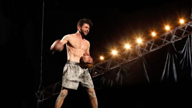 Jesús Torres sobre el ring-escenario