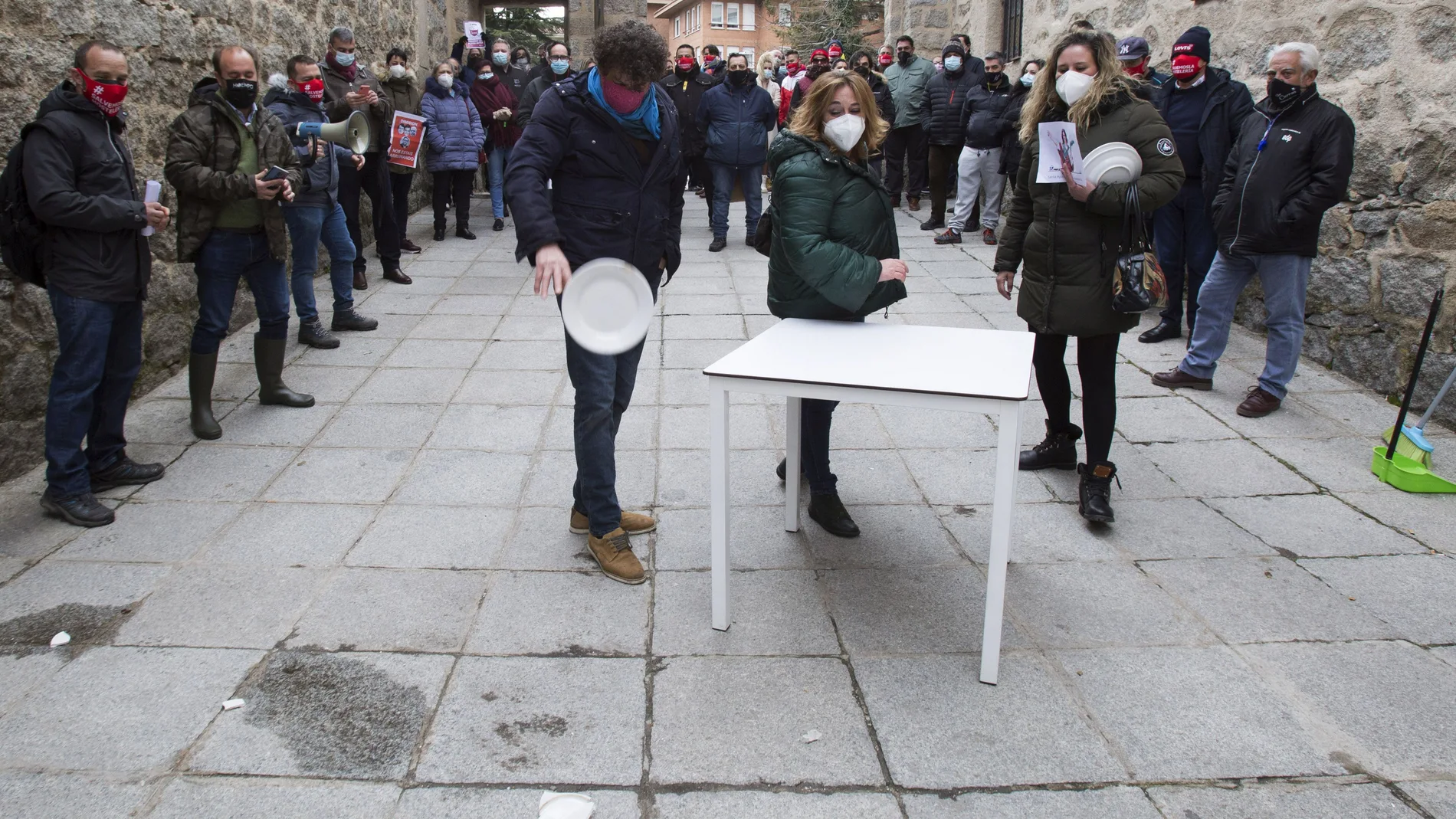 Los hosteleros de Castilla y León se suman a las protestas convocadas por Hostelería de España, en coordinación con las asociaciones provinciales que la forman, bajo el lema 'Nos hacen pagar los platos rotos'.Ávila, 09-02-2021Foto: Ricardo Muñoz