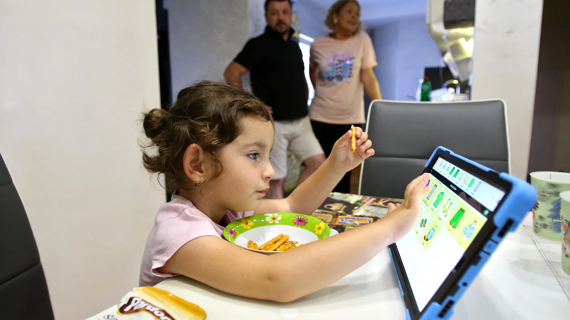 La terapeuta del habla Natasa Sreckovic Milenkovic visita a la niña Srna Staic para ayudarle a dominar la comunicación verbal con el apoyo de una tablet.© UNICEF/UN0352698/VAS (Foto de ARCHIVO)26/09/2020