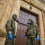Militares del Regimiento de Infantería Acorazada ‘Alcázar de Toledo’ Número 61- Grupo Villaviciosa II de Valladolid desinfectan la residencia de mayores del Hospital de la Pasión en Ciudad Rodrigo(Salamanca)