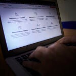 Una persona usa Internet con un ordenado