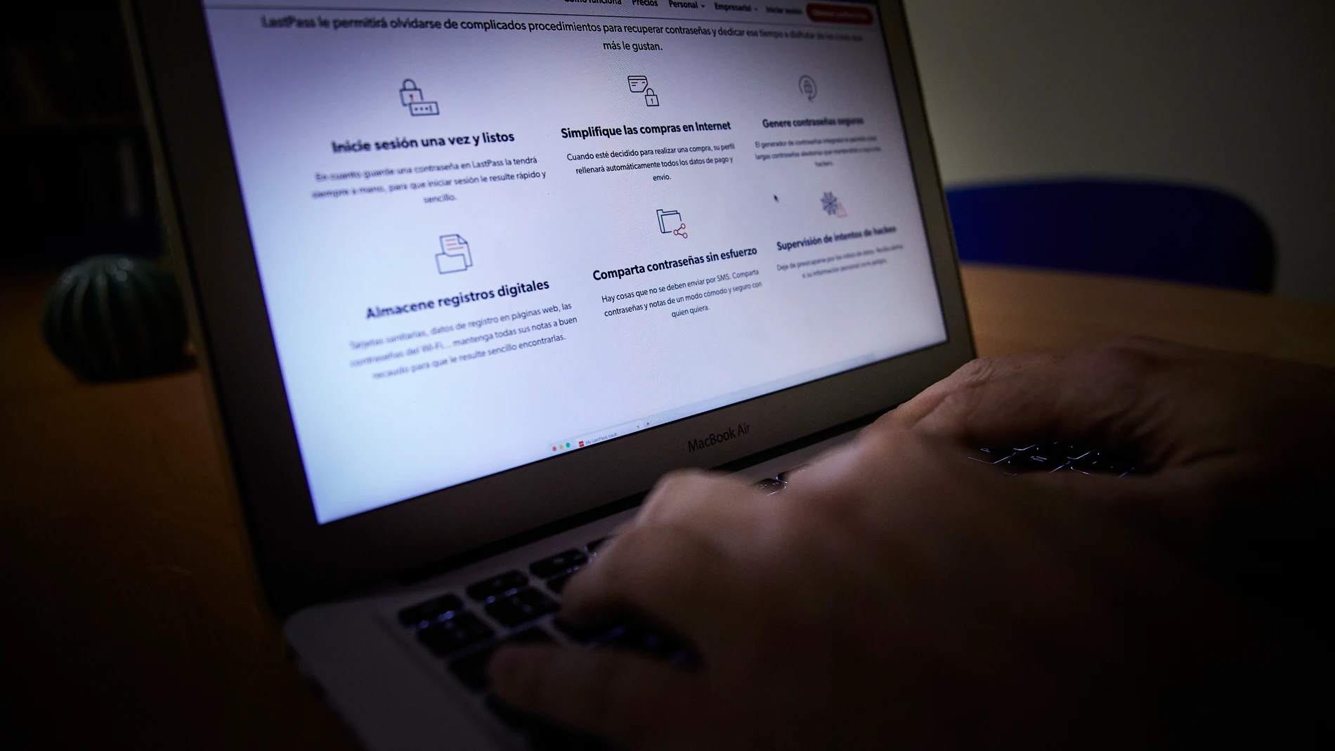 Una persona usa Internet con un ordenado