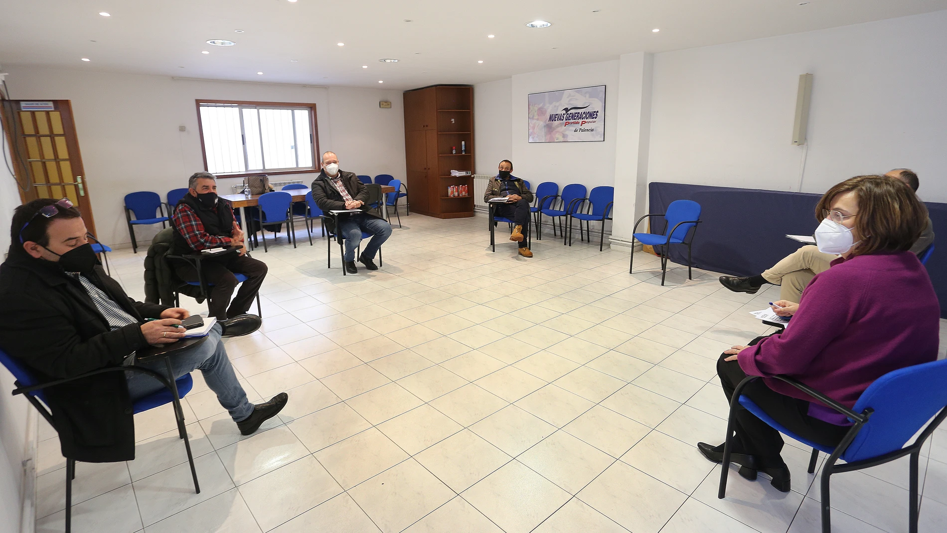 La presidenta provincial, Ángeles Armisén mantiene una reunión con representantes de las organizaciones profesionales agrarias para tratar la situación del sector ganadero tras el anuncio de prohibición de la caza del lobo en todo el territorio nacional