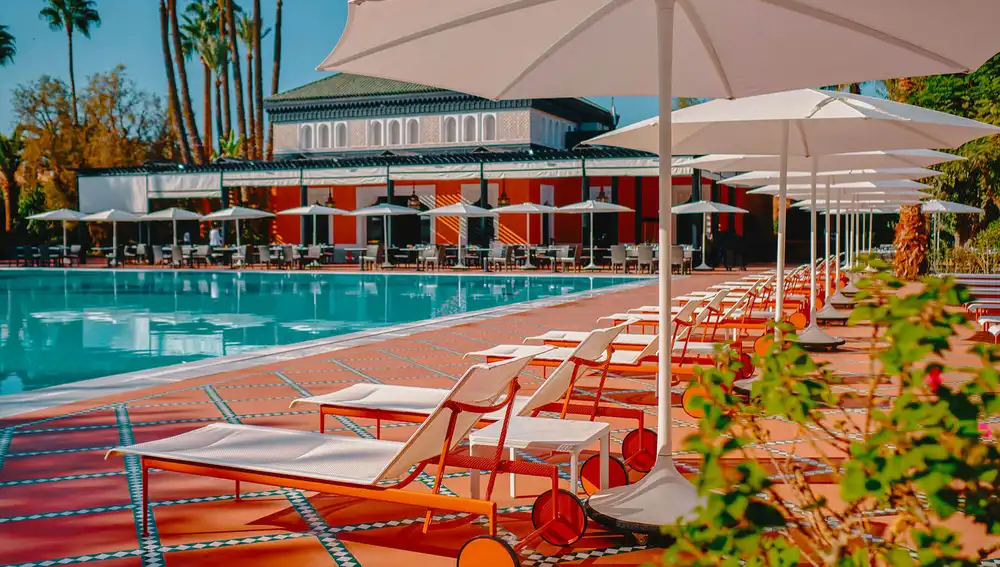 Imagen de la piscina de un hotel de lujo