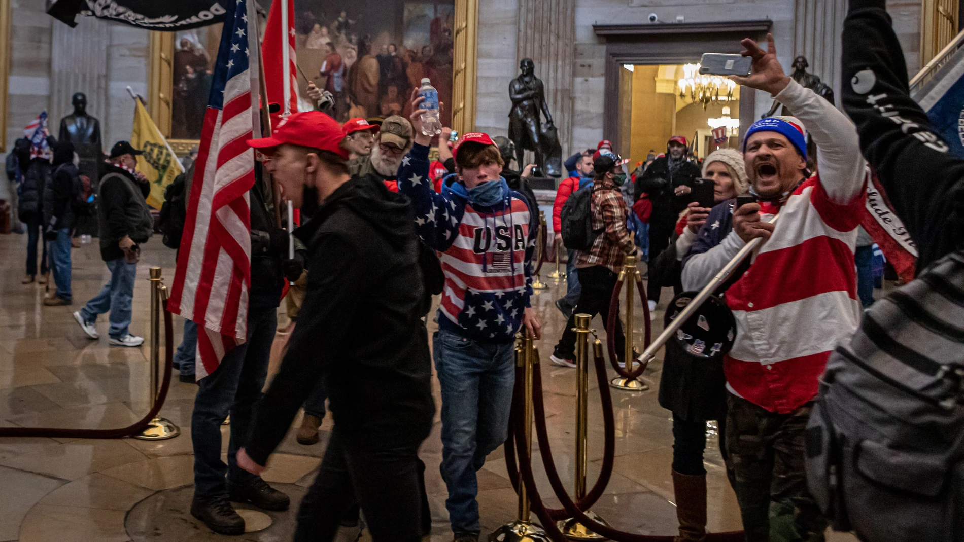 Partidarios de Donald Trump durante al asalto al Capitolio el pasado 6 de enero.09/02/2021