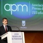 MADRID, 09/02/2021.- El rey Felipe VI ofrece un discurso durante la entrega de premios de la Asociación de la Prensa de Madrid, este martes. Felipe VI, junto a la reina Letizia, ha presidido la entrega de los premios 2019 y 2020 de la Asociación de la Prensa de Madrid (APM), que no pudieron celebrarse el pasado año por la pandemia. EFE/ Ballesteros POOL