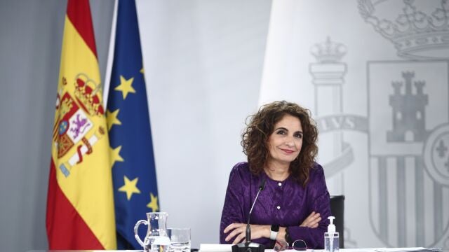 La ministra portavoz y de Hacienda, María Jesús Montero, interviene durante una rueda de prensa posterior al Consejo de Ministros en Moncloa