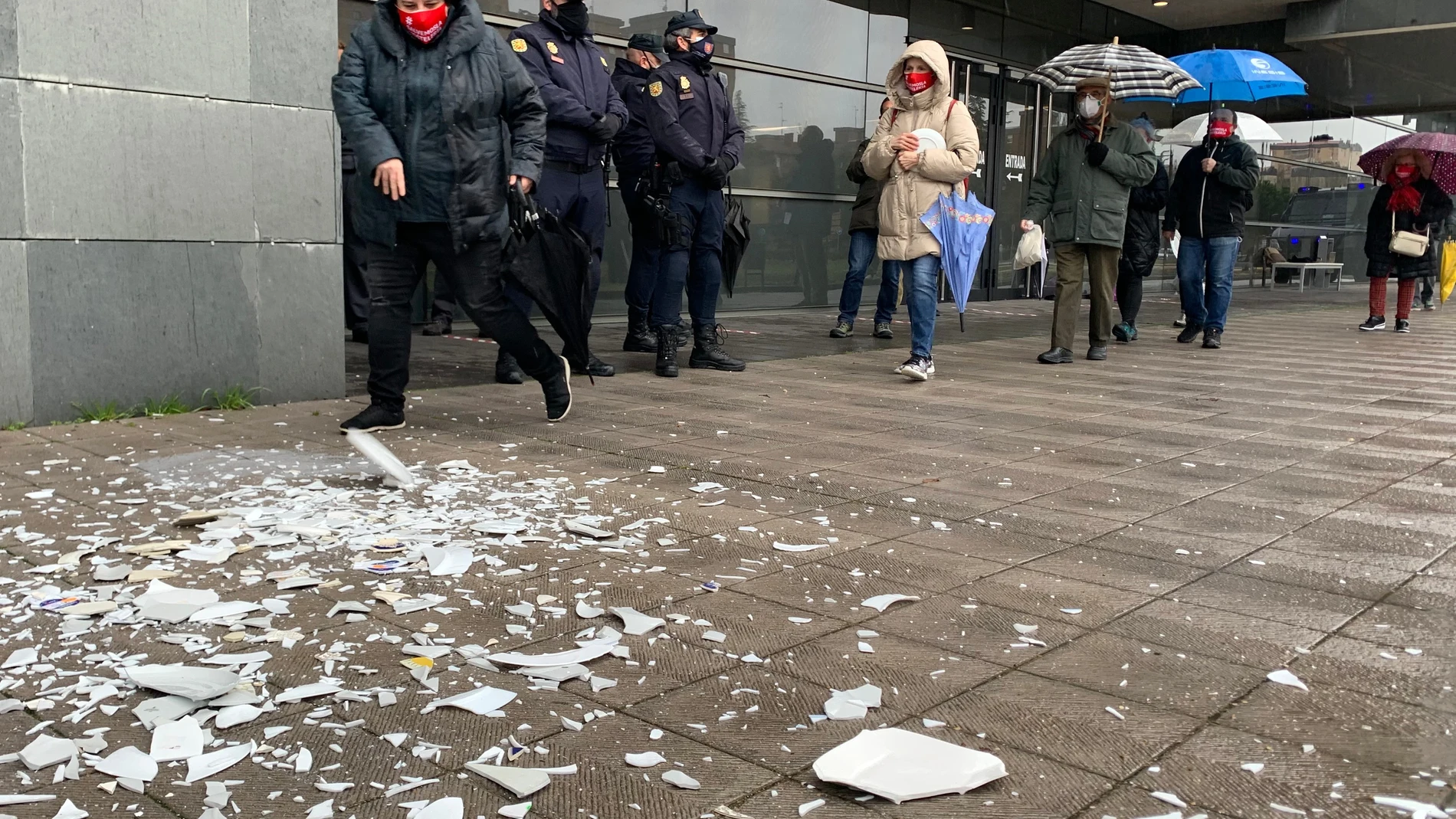 Hosteleros rompen platos ante la sede de la Delegación de Hacienda en Valladolid