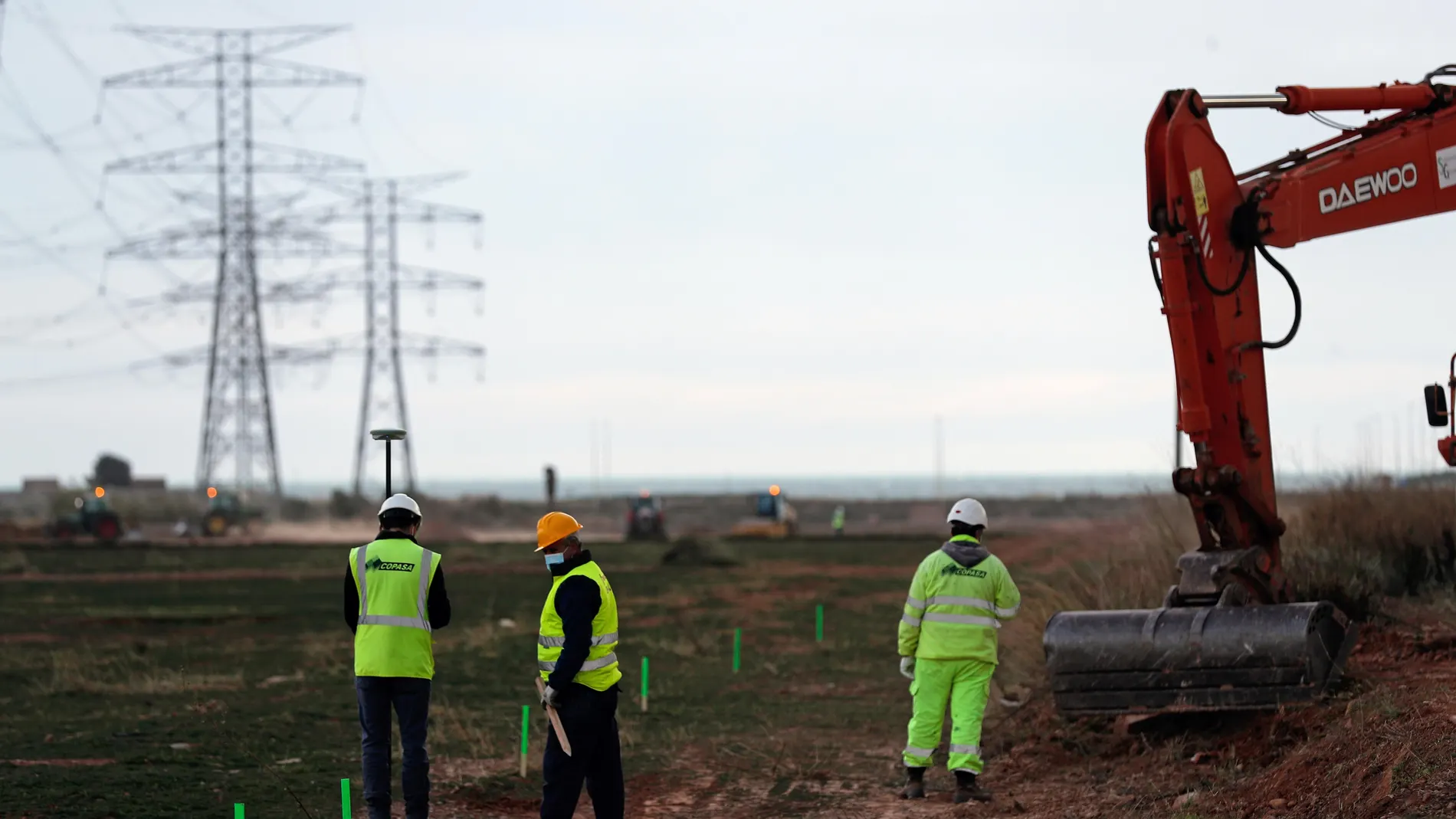Varios operarios trabajan en las obras del acceso ferroviario al Puerto de Sagunto