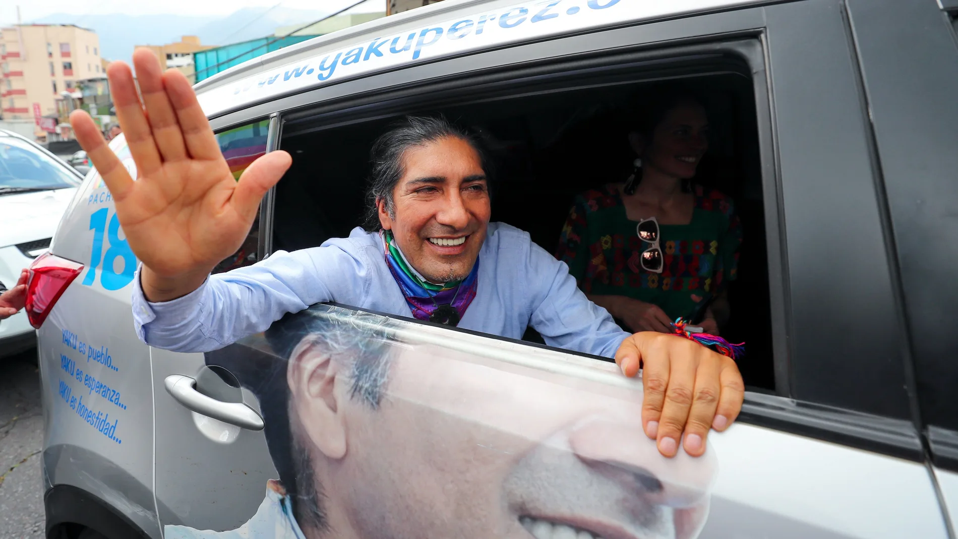 El candidato a la presidencia de Ecuador Yaku Perez llega a los exteriores del Centro de Procesamiento Electoral del CNE, en Quito