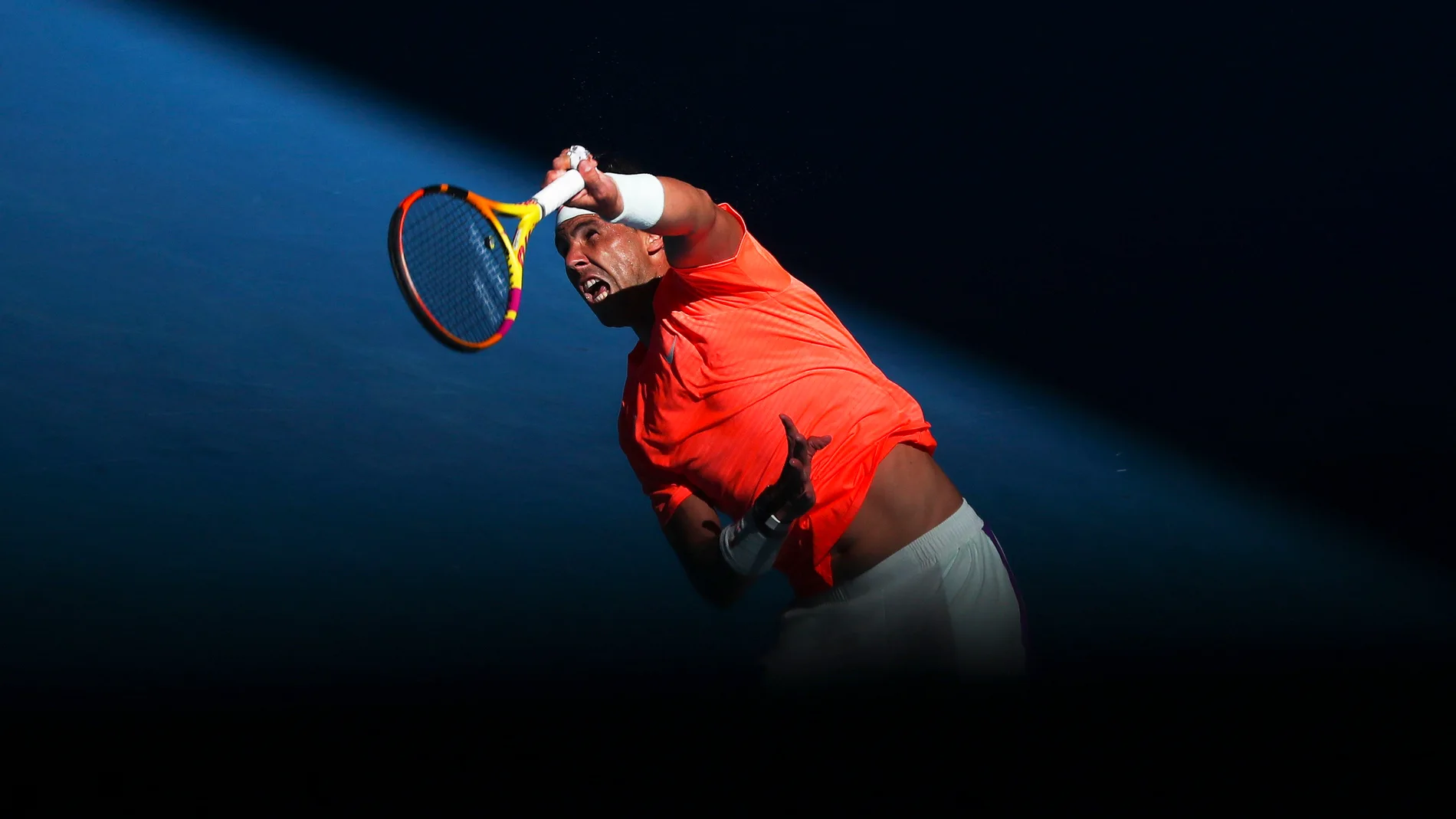 Rafa Nadal sacando en el partido contra Laslo Djere. Es el golpe que le molesta por sus problemas en la espalda