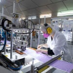 Una trabajadora hace mascarillas FPP2 moradas en la fábrica de Airnatech Antiviral, en Castellón de la Plana