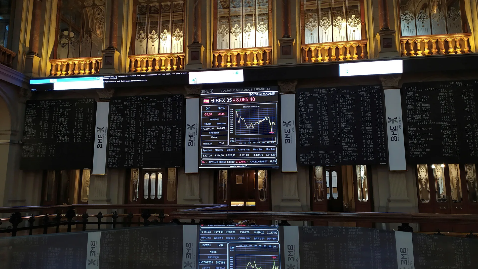 Un panel muestra la evolución del Ibex 35 este miércoles en la Bolsa de Madrid