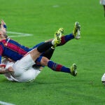 Jordi Alba reclamó penalti de Suso en esta acción.