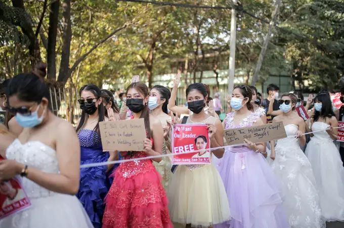 Con vestidos de novia o en piscinas hinchables, las protestas birmanas ganan adeptos