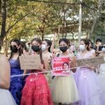 Mujeres vestidas con vestidos de novia o de gala protestan contra el golpe de Estado en Yangon, Myanmar