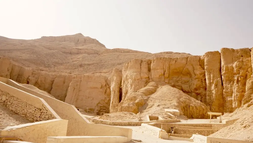 A partir del Reino Medio, los faraones comenzaron a ser enterrados en el Valle de los Reyes, a resguardo en el desierto. Fue aquí donde se encontró la tumba de Tutankamón.