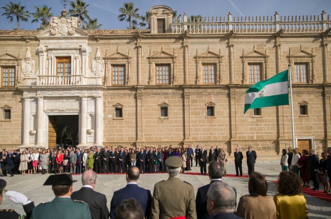 Izada de la bandera de Andalucía ante la fachada principal con motivo del Día de Andalucía, el año pasado