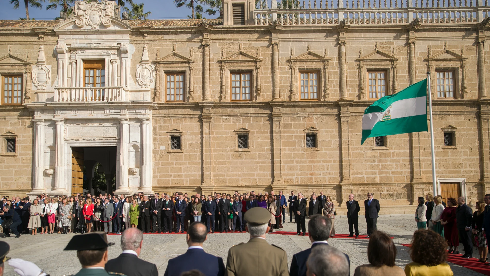 Izada de la bandera de Andalucía ante la fachada principal con motivo del Día de Andalucía, el año pasado